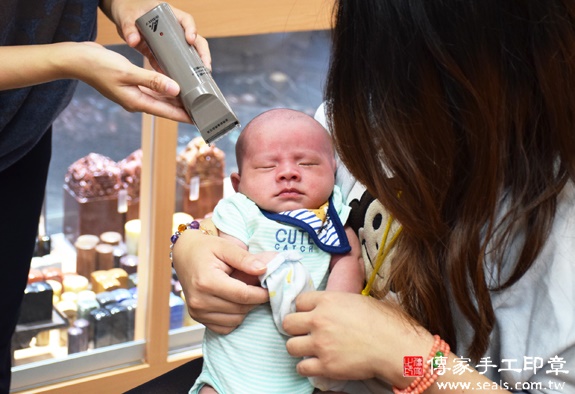 謝寶寶(台中北區嬰兒寶寶滿月剃頭理髮、免費嬰兒剃胎毛儀式吉祥話)。中國風會場，爸媽寶貝免費穿「日中韓」古裝禮服。專業拍照、DVD光碟、證書。★購買「臍帶章、肚臍章、胎毛筆刷印章」贈送：剃頭、收涎、抓周，三選一。 2015.11.15 照片16